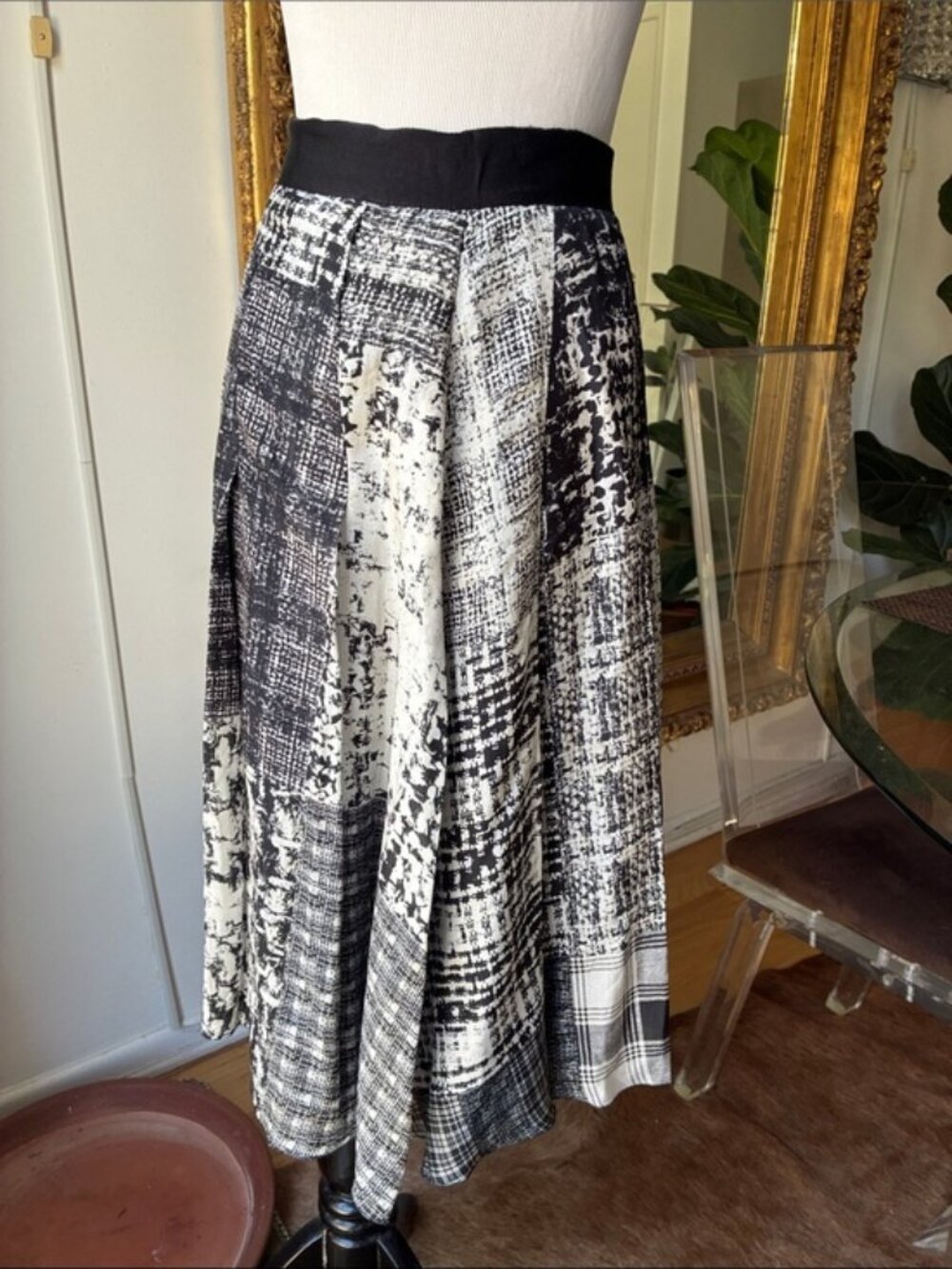 L’agence silk Black & White Patterned A-Line high wasted Midi Skirt size small